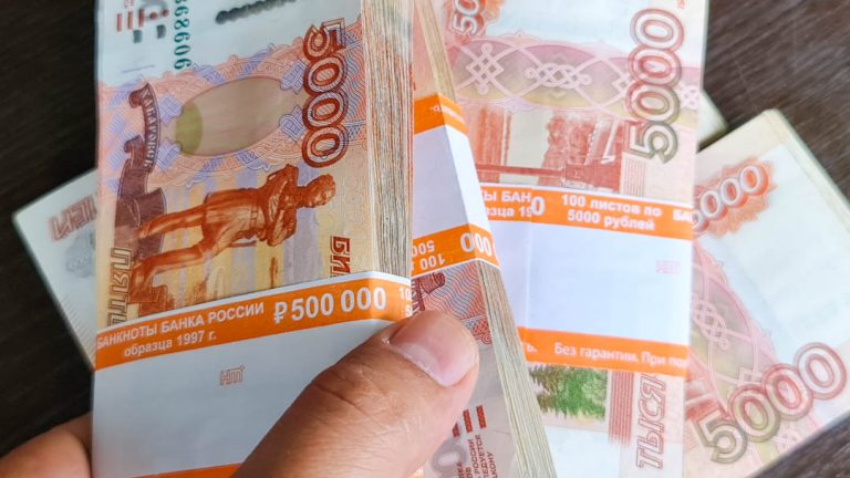 Rus ekonomist, sonbaharda ruble için kırılma noktasını açıkladı